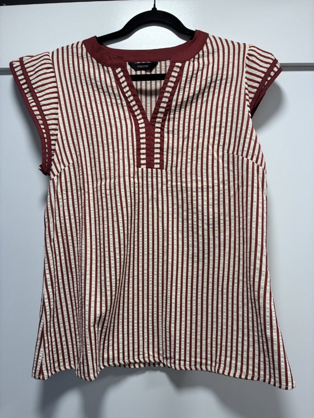 Dokotoo Red Cream Striped Seersucker V-Neck Cap Sleeve Top Women's M